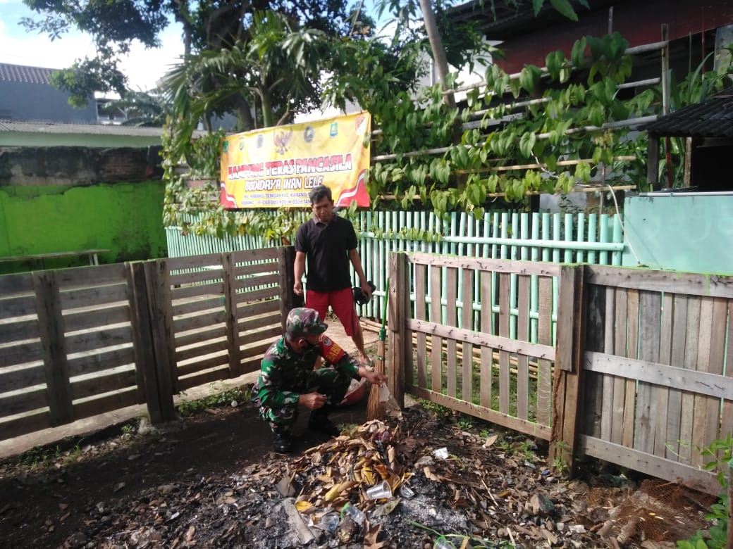 Babinsa Koramil 04/Ciledug Bersihkan Jalan dan Mengecat Pagar