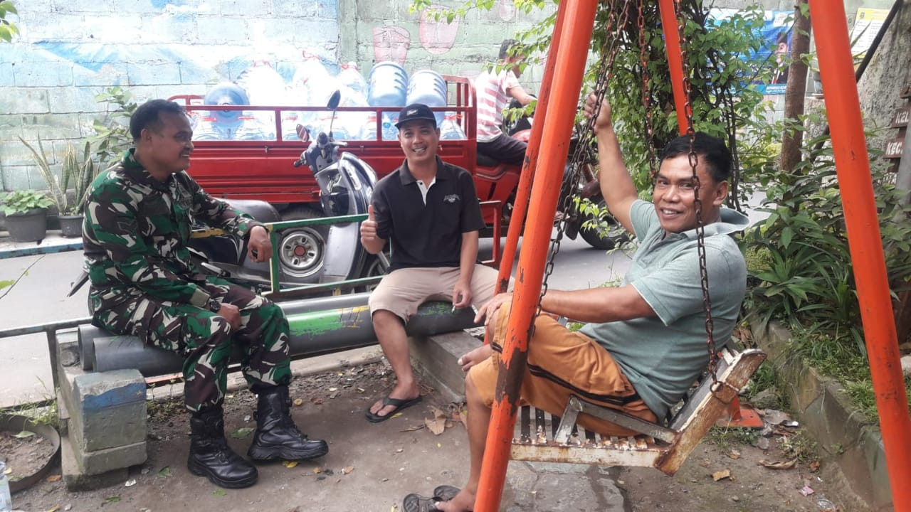 Babinsa Lakukan Komunikasi Sosial Dengan Warga di Taman