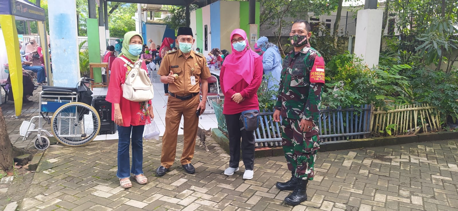 Babinsa Pondok Bahar Serter Bersama Staf Kelurahan