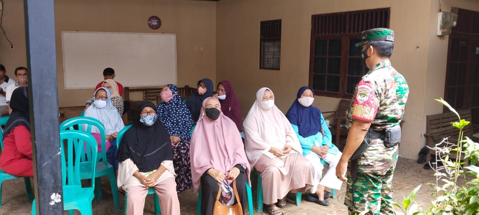 Babinsa Tabir Komsos dengan Ibu-Ibu di Desa Binaan
