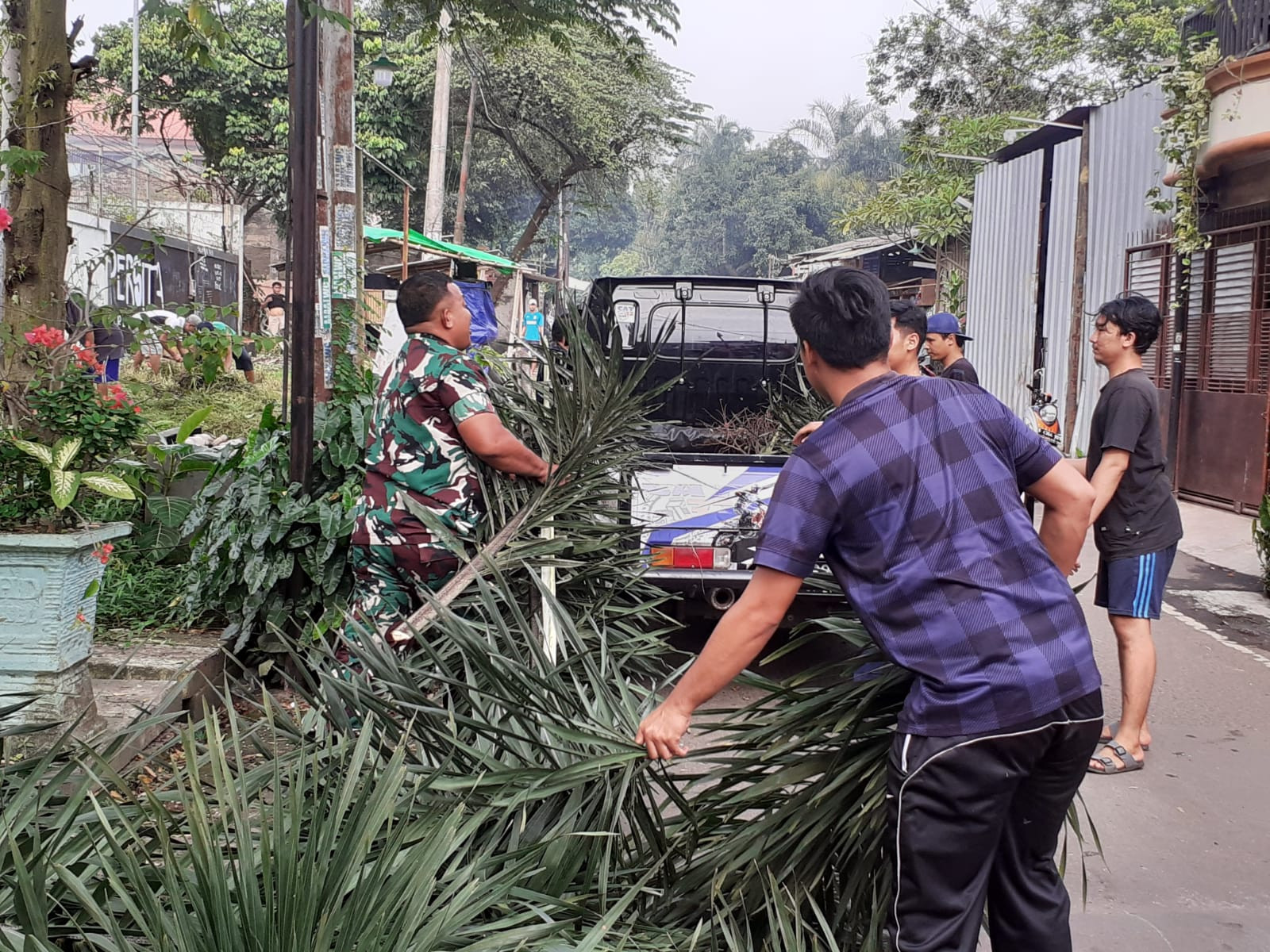 Kompak, Babinsa Bersama Warga Lakukan Karya Bakti