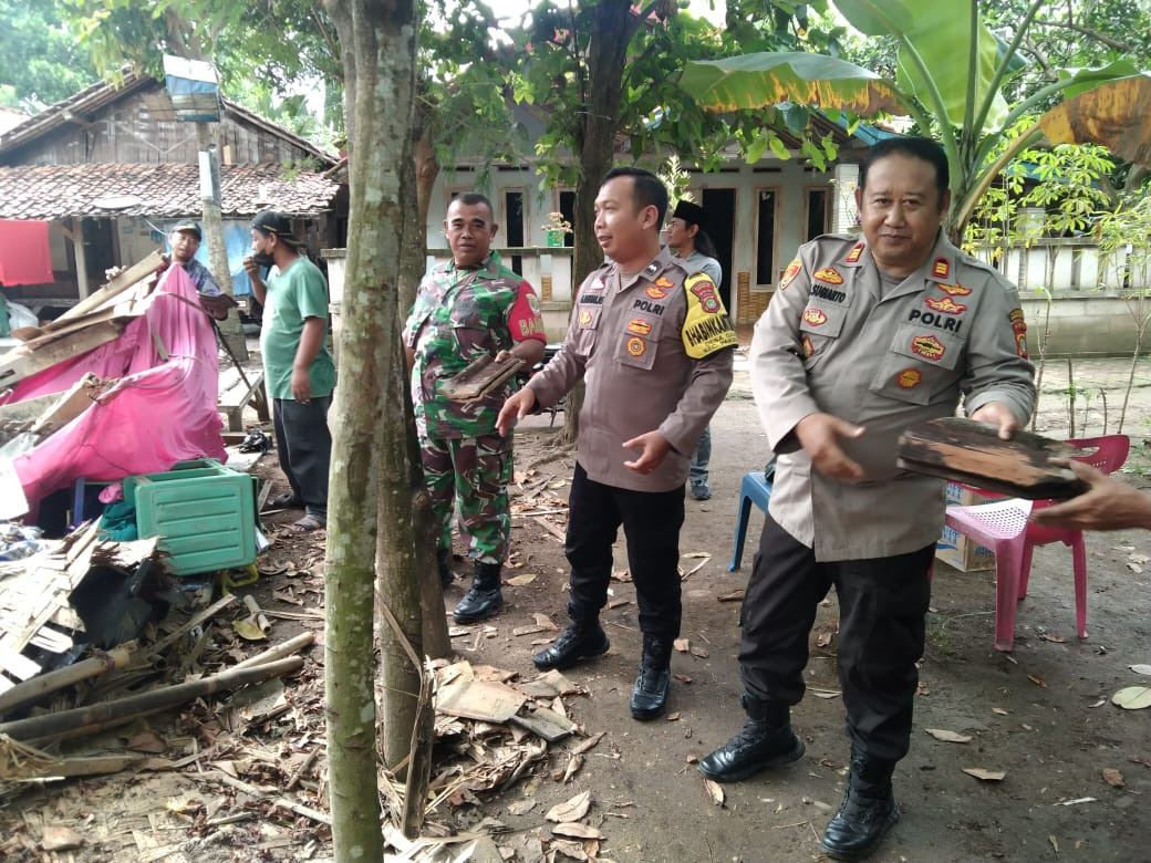 TNI-Polri dan Warga Bahu Membahu Perbaiki Rumah Roboh di Pakuhaji