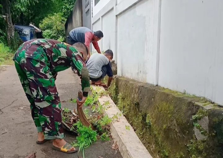 Gunakan Sapu Lidi Babinsa Cipondoh Bersihkan Sampah