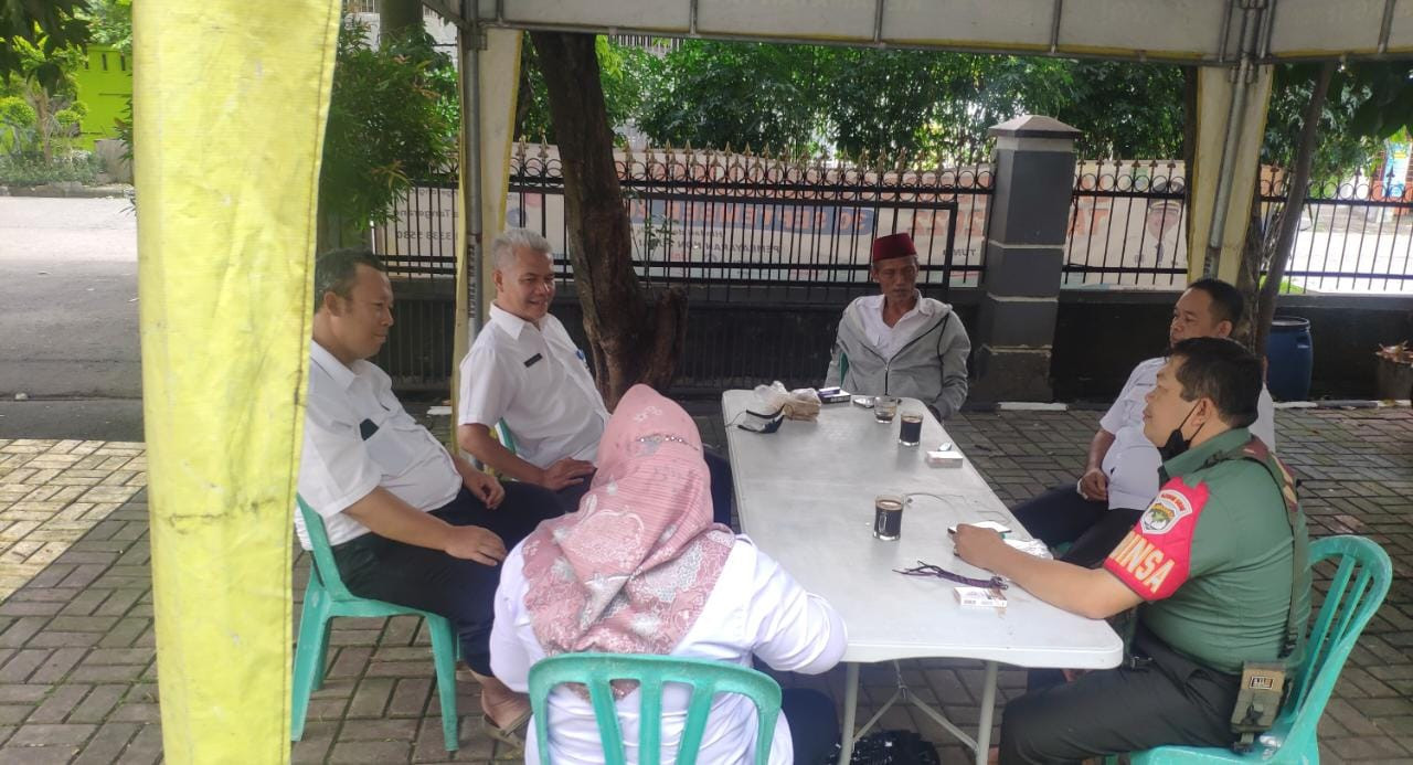 Sertu Awi Lakukan Serbuan Teritorial Dengan Staf Kelurahan