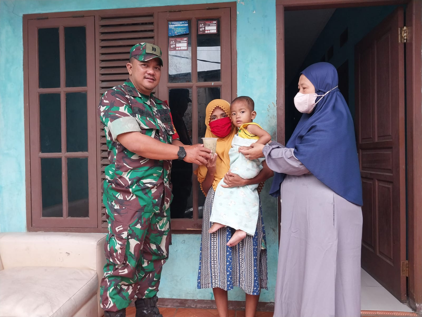 Peduli Stunting, Babinsa Koramil Ciledug Berikan Makanan Langsung