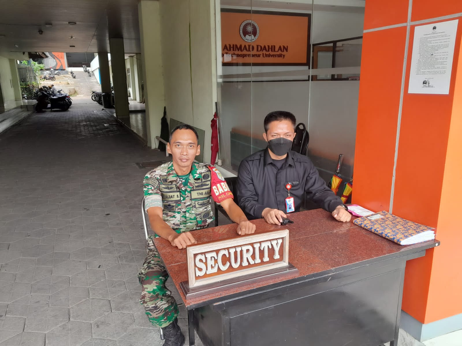Ciptakan Rasa Aman, Babinsa Pamulang Timur Komsos dengan Security