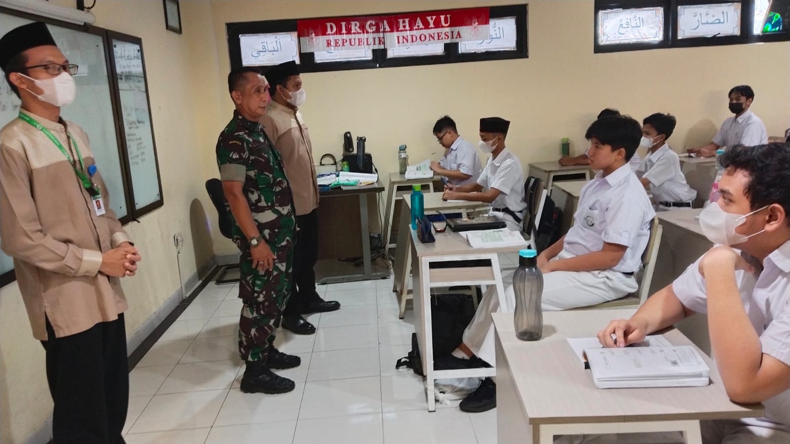 Babinsa Larangan Indah Ajarkan Wasbang Kepada Siswa-Siswi SMP Al Bayan
