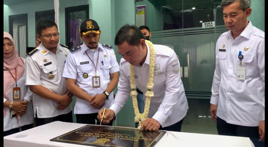 Resmikan Kantor Desa Klutuk, Wabup H. Mad Romli Minta Tingkatkan Kualitas Pelayanan