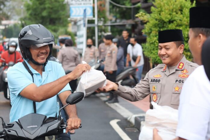 Kapolres Blitar Kota Bagikan Takjil Diawal Ibadah Puasa kepada Pengguna Jalan
