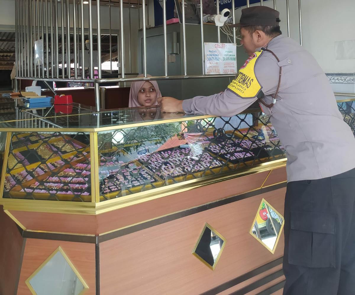 Sambang Pasar, Bhabinkamtibmas Pererat Silaturahmi dan Sampaikan Pesan Kamtibmas