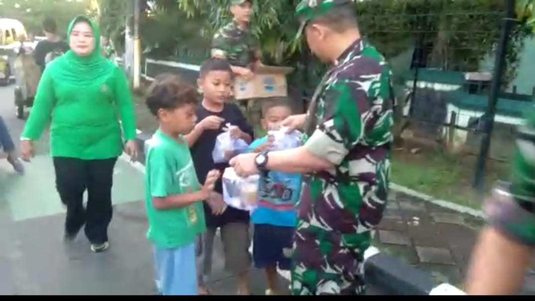 Berbagi Berkah Ramadhan Danramil 01/Tgr Pimpin Pembagian Takjil