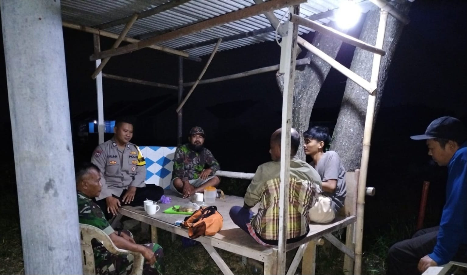 Komsos di Malam Hari, Babinsa Koramil Rajeg Pastikan Keamanan Warga