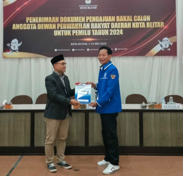 Bertekad Ahiri Masa Paceklik Ketua DPD PAN Kota Blitar Heri Romadhon Daftarkan 25 Bacaleg Petarung