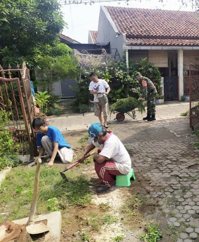 Di Kampung Pancasila, Babinsa Koramil 04 Ciledug Bersihkan Rumput Lingkungan Sekitar