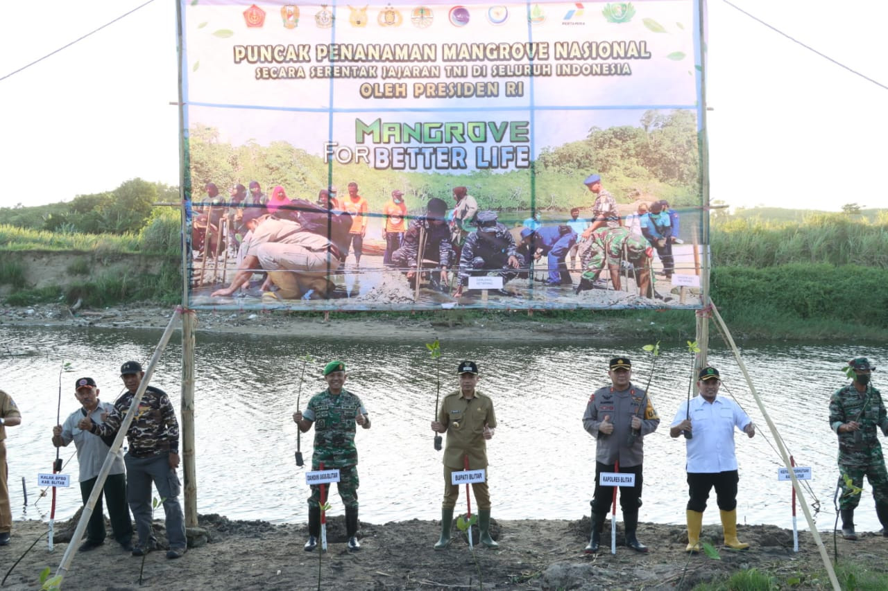 Kapolres Blitar Bersama Forkopimda Menghadiri Acara Penanaman Mangrove di Pantai Tambakrejo Kabupaten Blitar