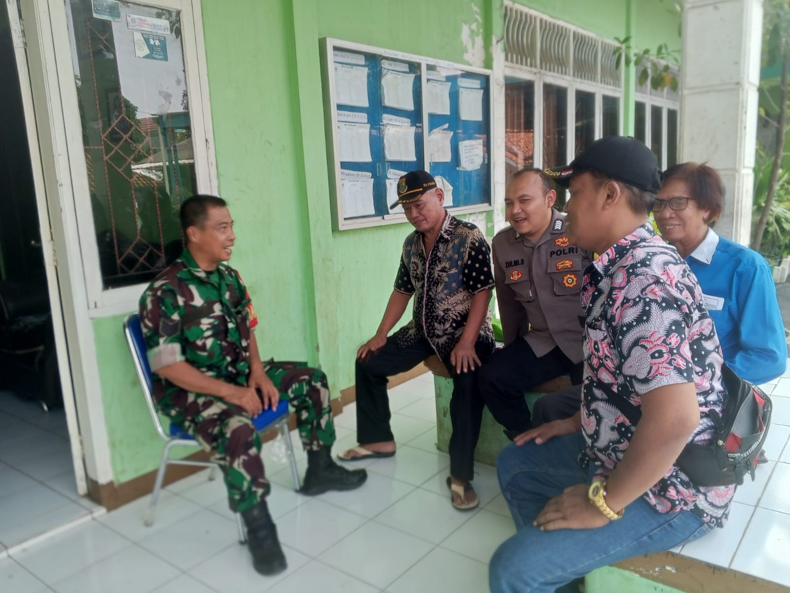 Babinsa Anjangsana ke Kantor Desa, Tingkatkan Hubungan Harmonis