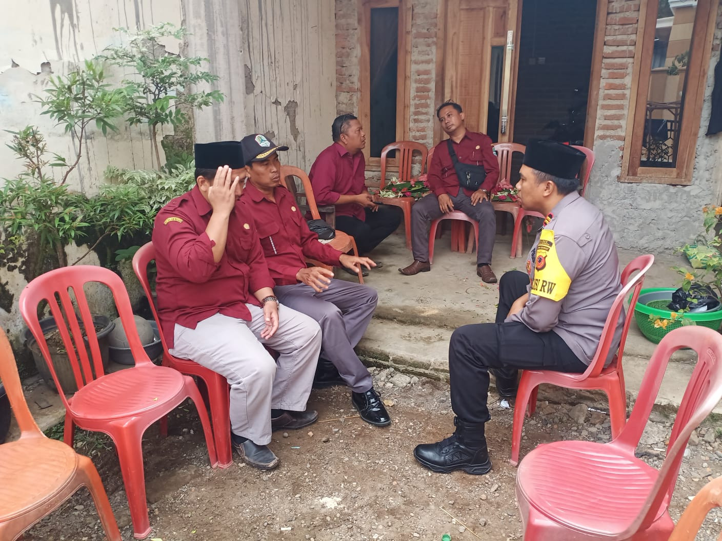 Kapolsek Palasah Sambangi Warga Yang Meninggal, Takziah Turut Berduka Cita