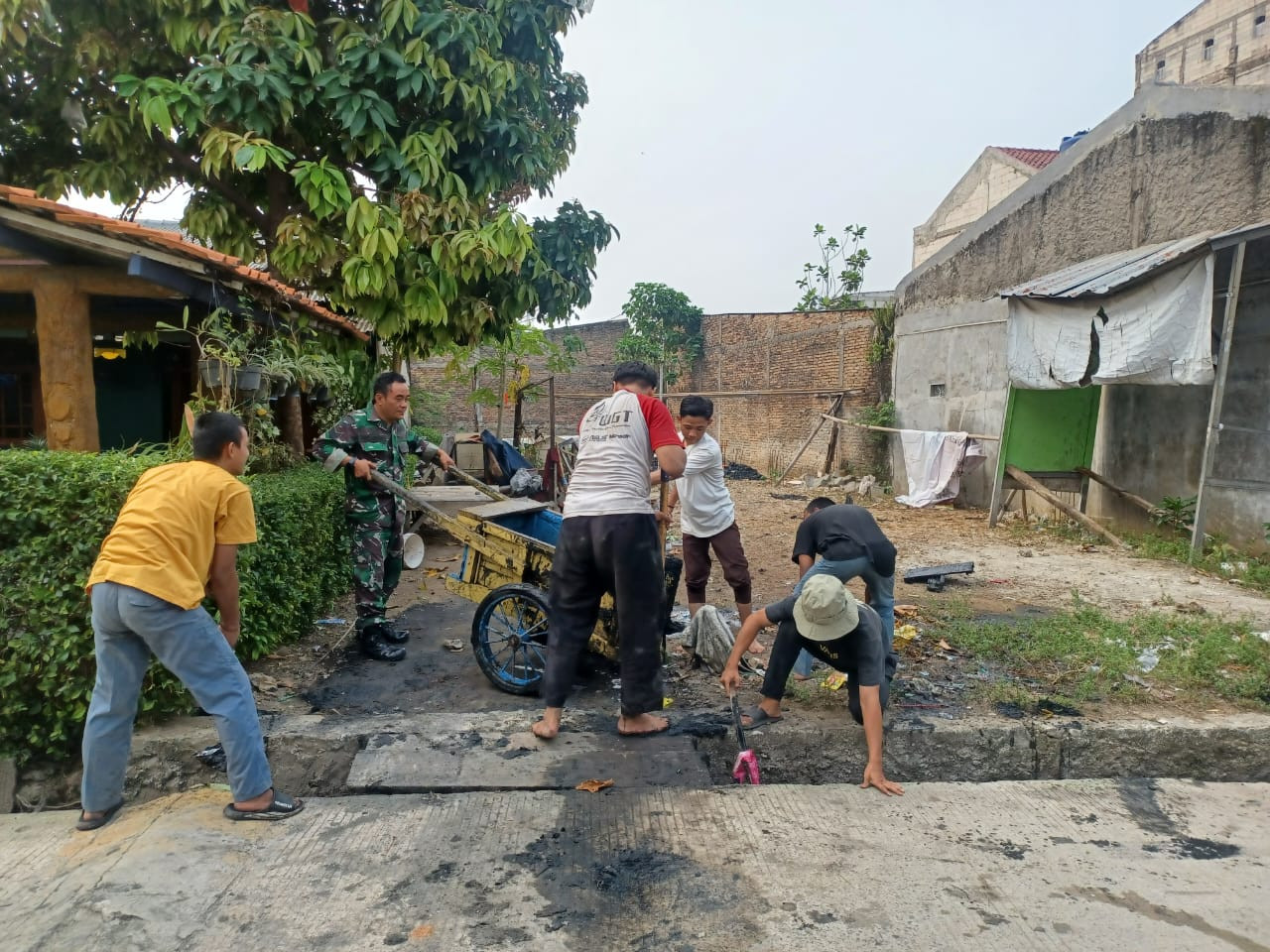 Kepedulian Babinsa Bersama Warga Kerja Bakti Bersihkan Saluran Air