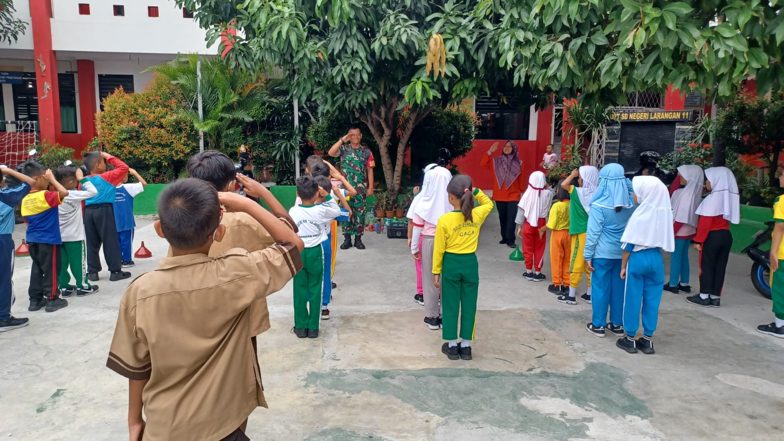 Tanamkan Disiplin, Babinsa Larangan Utara Latih PBB Siswa SDN 08