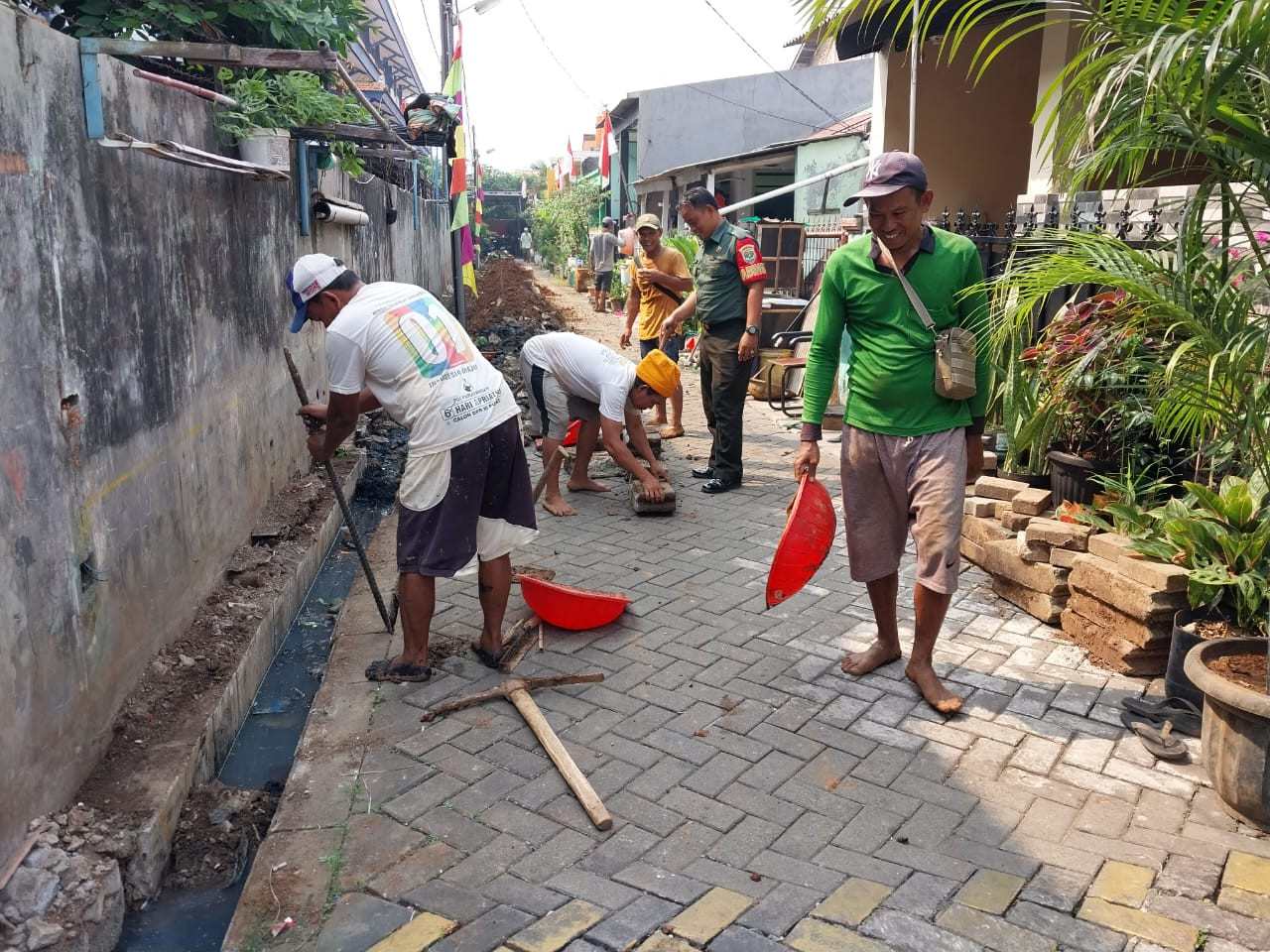 Babinsa Cibodas Lakukan Kerja Bakti di Kampung Pancasila 