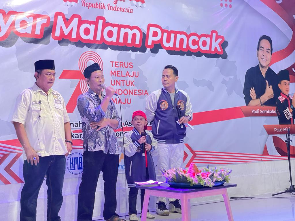 Yadi Sembako dan Paus Mini Hadir di Malam Puncak HUT RI Ke 78, RW.07 Perumahan Serdang Asri 3 - Panongan