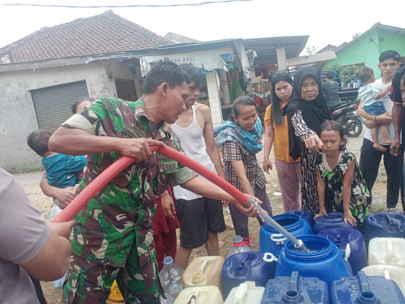 Babinsa Desa Mekar Jaya Bantu Penyaluran Air Bersih Terdampak Kekeringan Musim Kemarau
