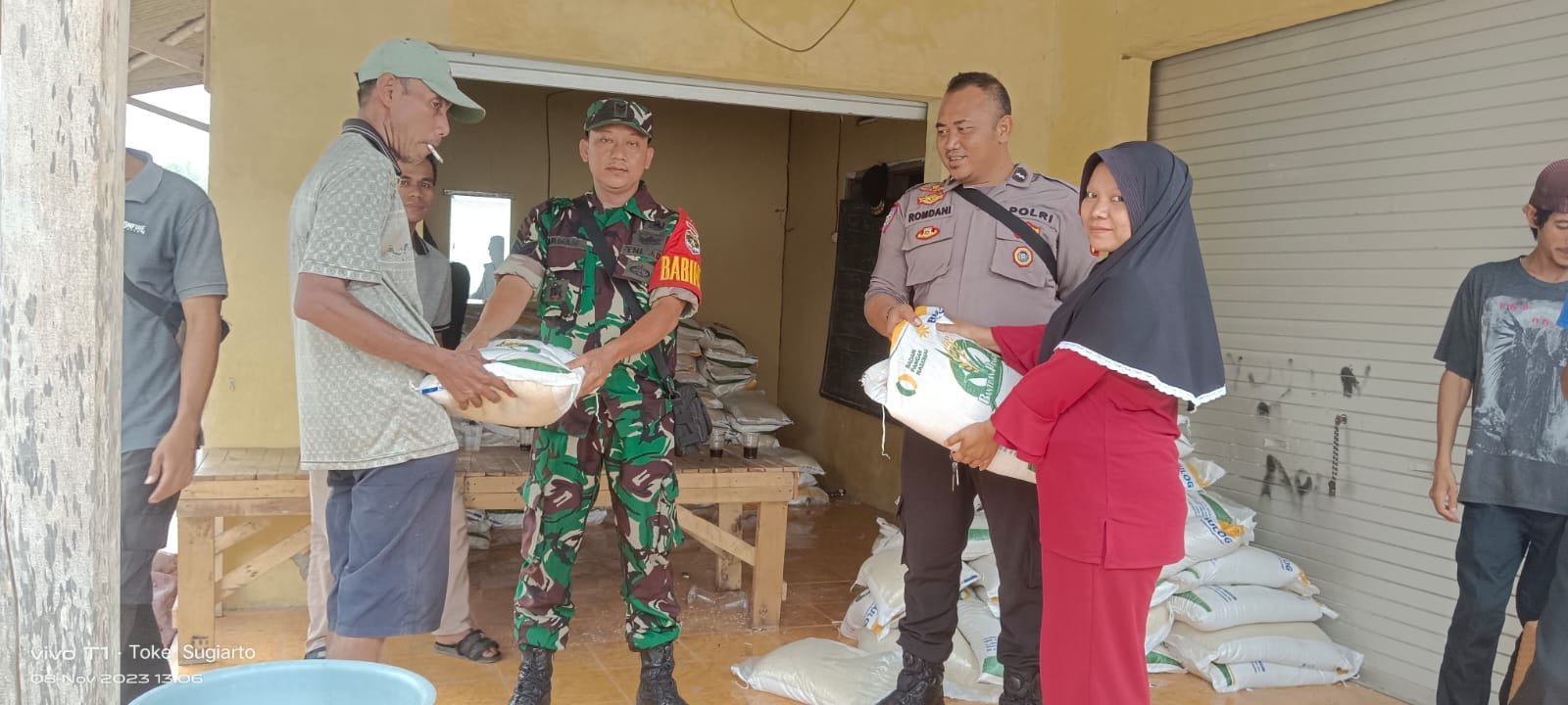 Babinsa Pabuaran Monitor Penyaluran Pangan Beras Bulog