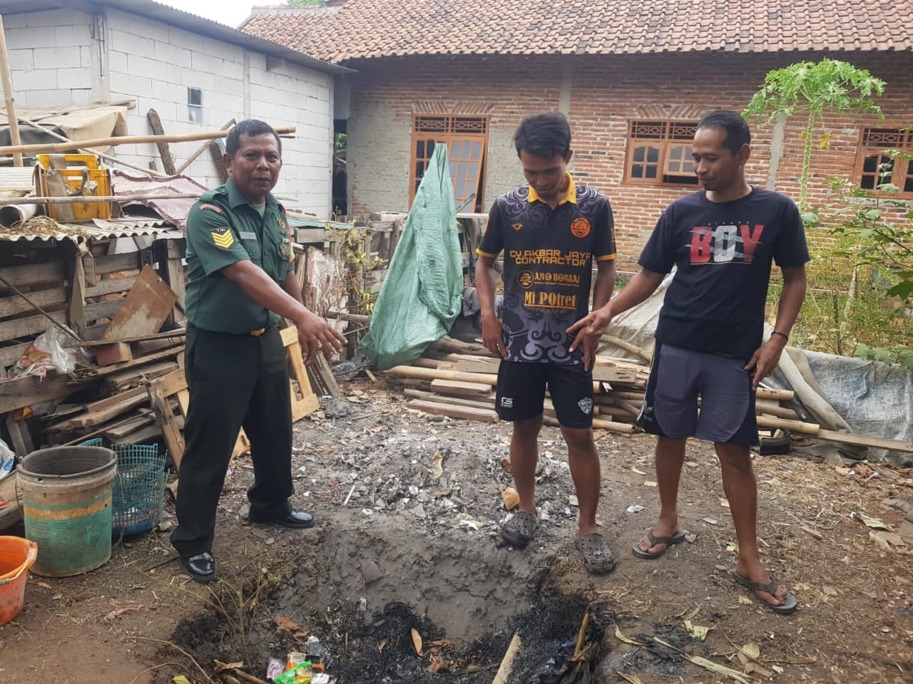 Patroli Babinsa Desa Peusar Imbauan Tidak Bakar Sampah