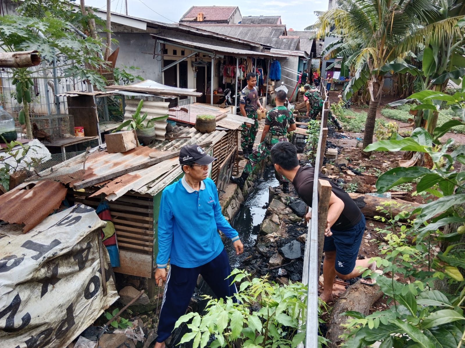 Babinsa Karya Bakti Bersama Warga Bersihkan Got Saluran Air