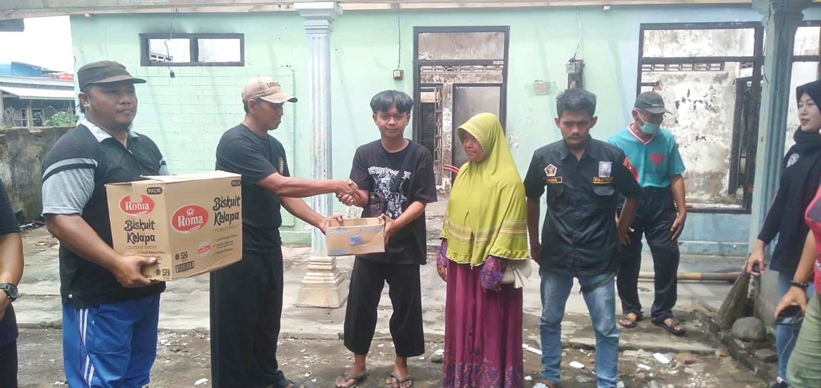 PSHT Garum Peduli Lakukan Baksos Bersihkan Puing Sisa Kebakaran Rumah Warga dan Berikan Sumbangan Uang