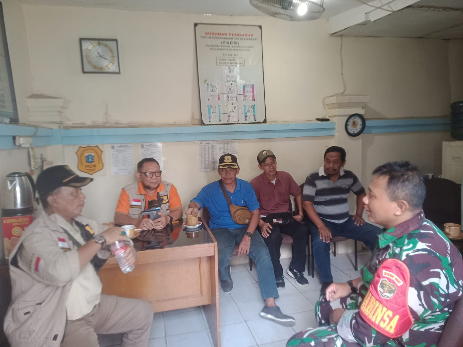 Babinsa Koramil 03/Senen Komsos Bersama Tokoh Masyarakat