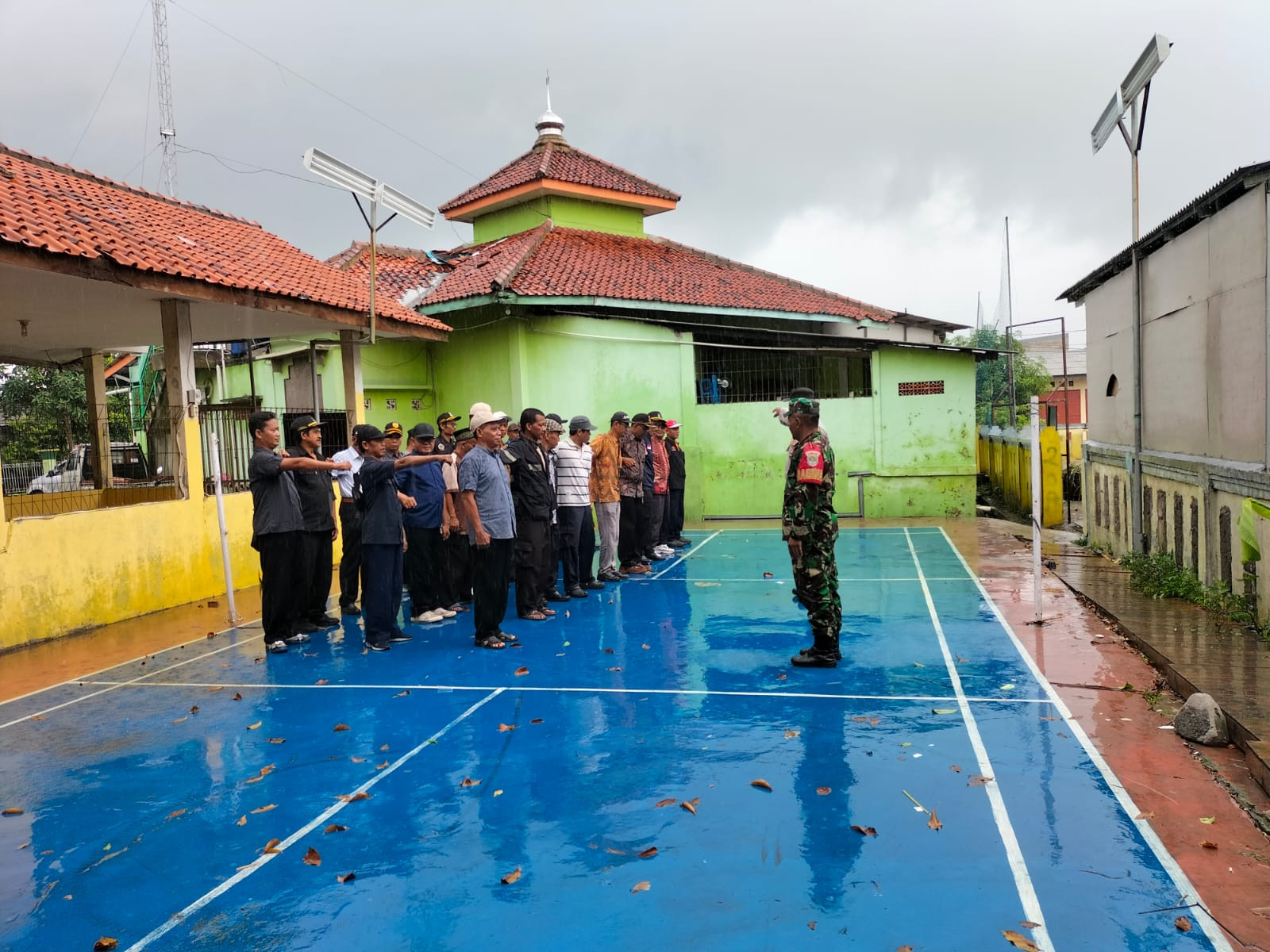 Jelang Pemilu 2024, Babinsa Koramil 12/Rajeg Latihan Linmas