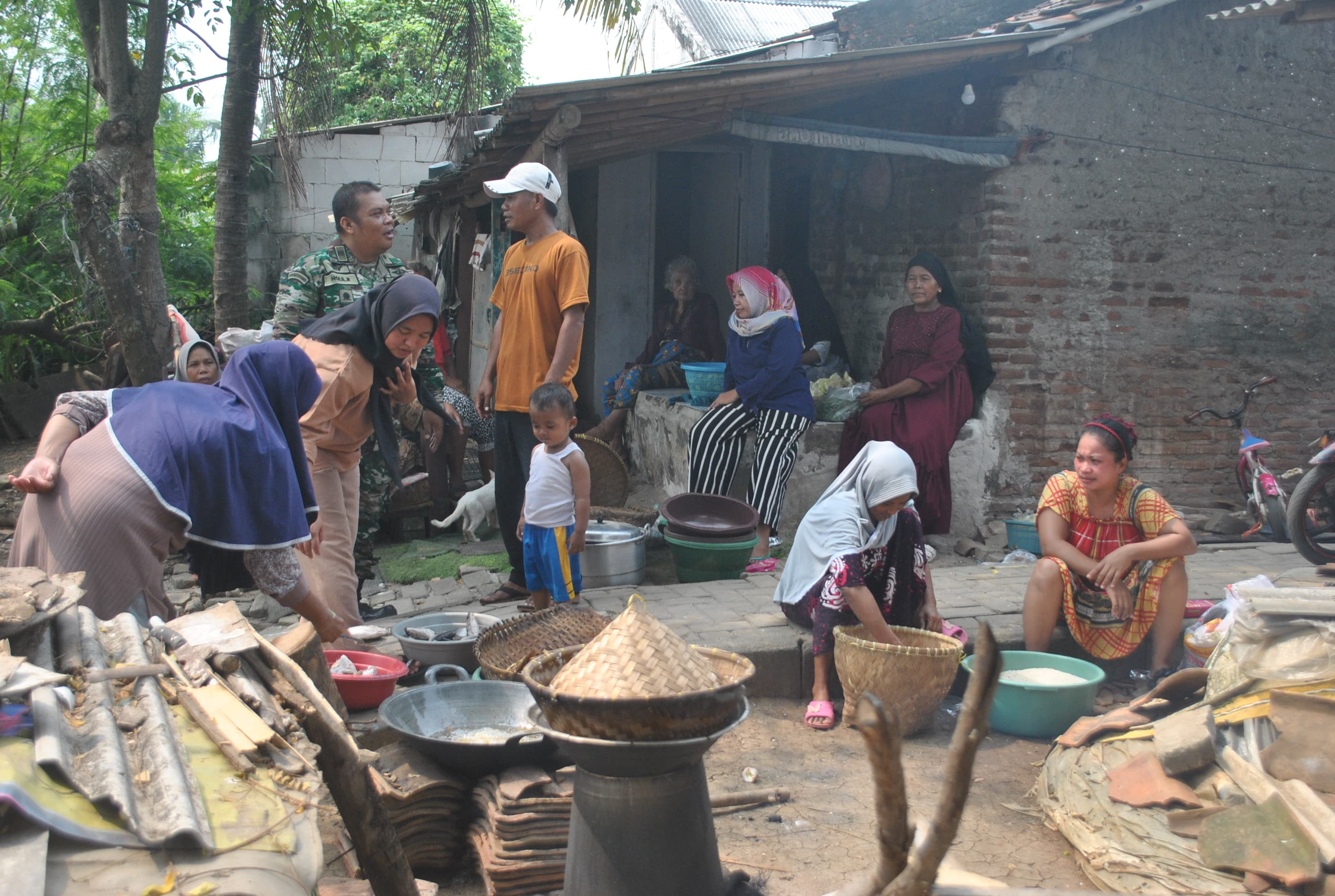 Kebersamaan Menembus Sanubari, Satgas TMMD Bersama Warga Saling Berbagi