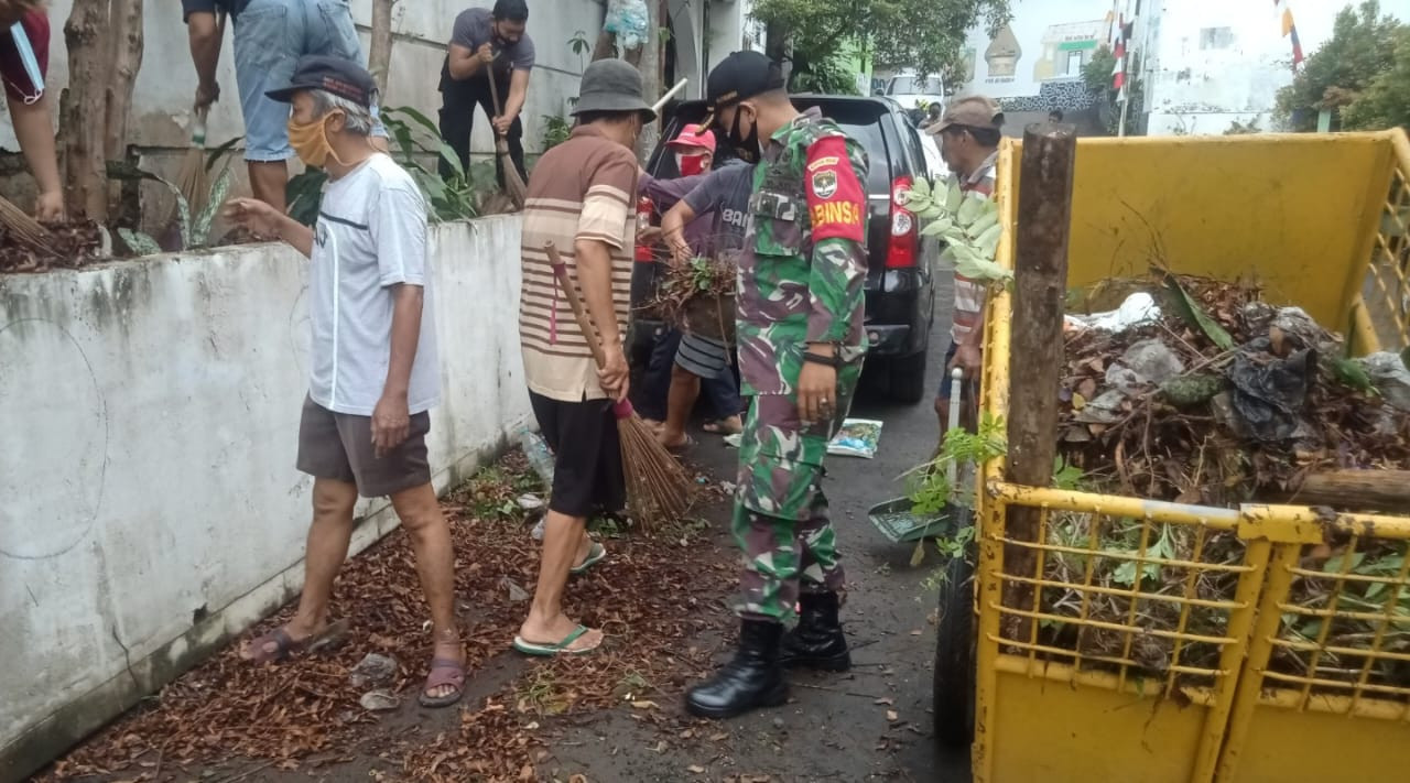 Antisipasi Banjir, Gerobak Sampah Jadi Alat Kerja Nyata Babinsa