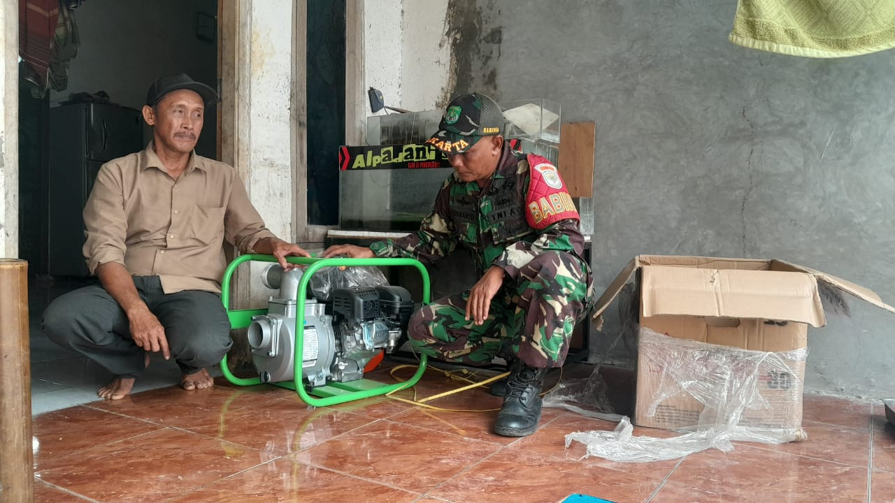 Babinsa Sertu Kusnanto dan Bripka Triyan Mengecek Proses Pompanisasi di Rumah Warga Binaan