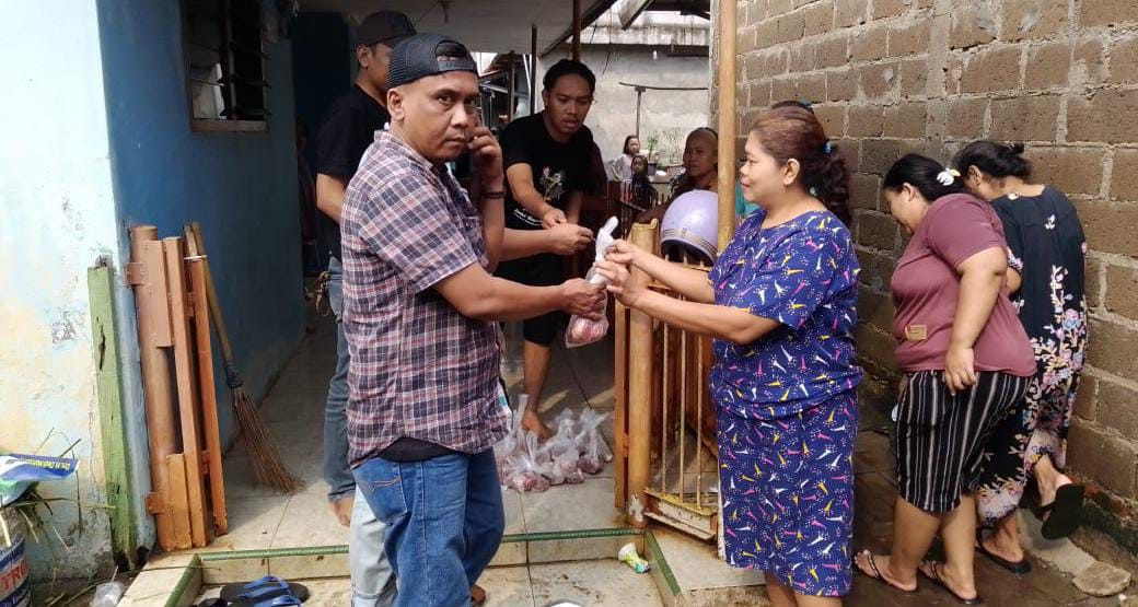 KJK Tangerang Raya Salurkan Paket Kurban di Cimone Jaya