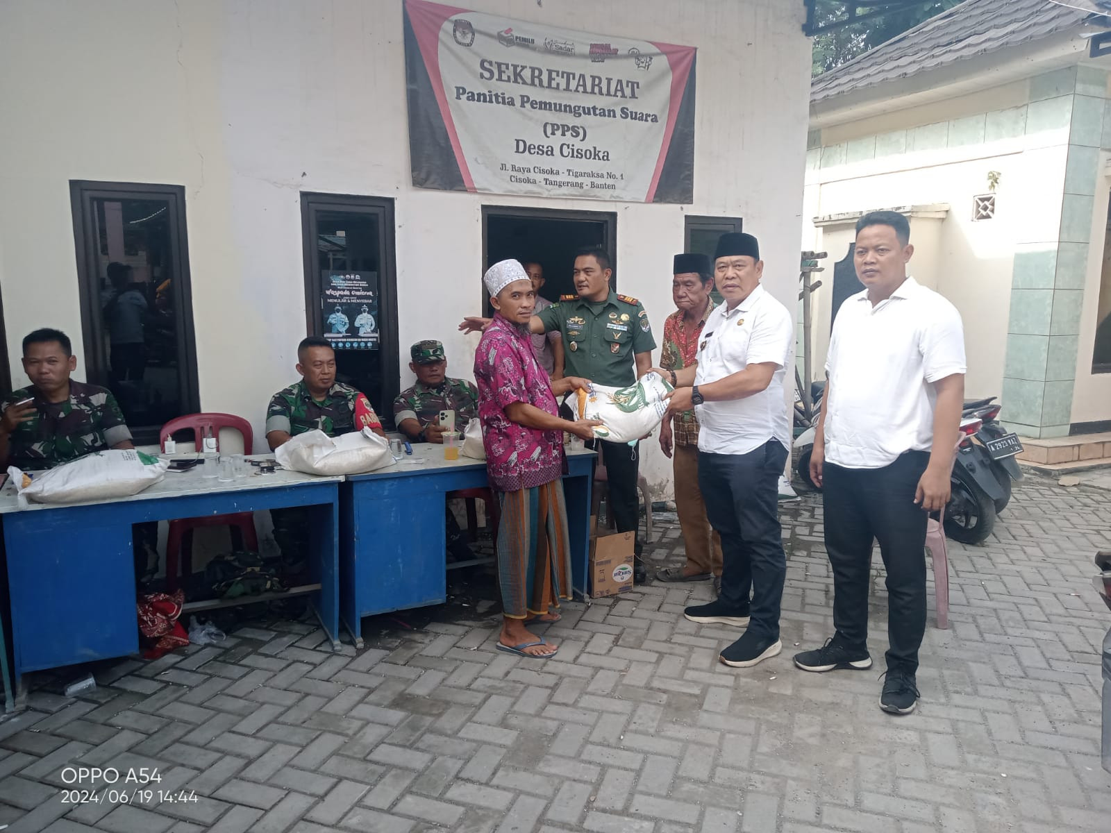 Danramil 13/Cisoka Pantau Pendistribusian Beras dari Bulog