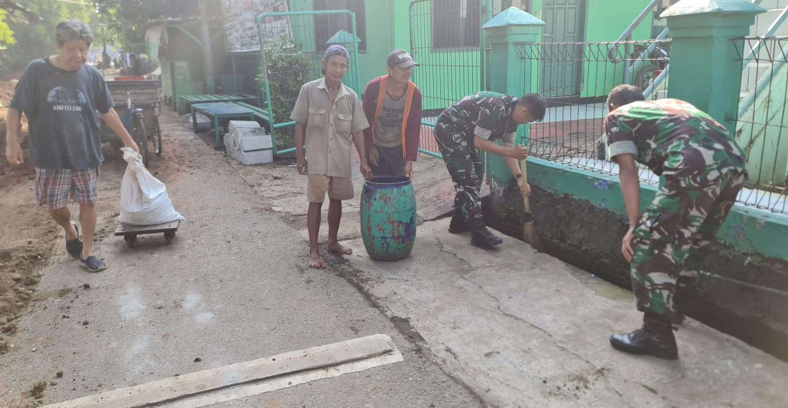 Antisipasi Banjir di Lingkungan, Babinsa Bersama Warga Kerja Bhakti