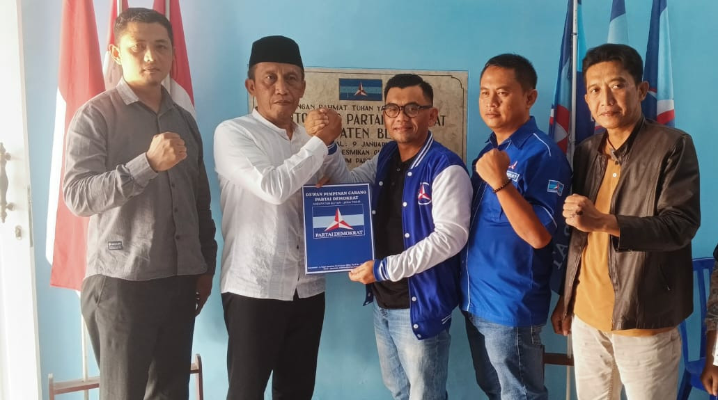 Muharam Sulistiono Balon Bupati dari PDI P dengan Demokrat Disambut Hangat Ketua DPC Edy Masna Saat Mengembalikan Formulir Pendaftaran