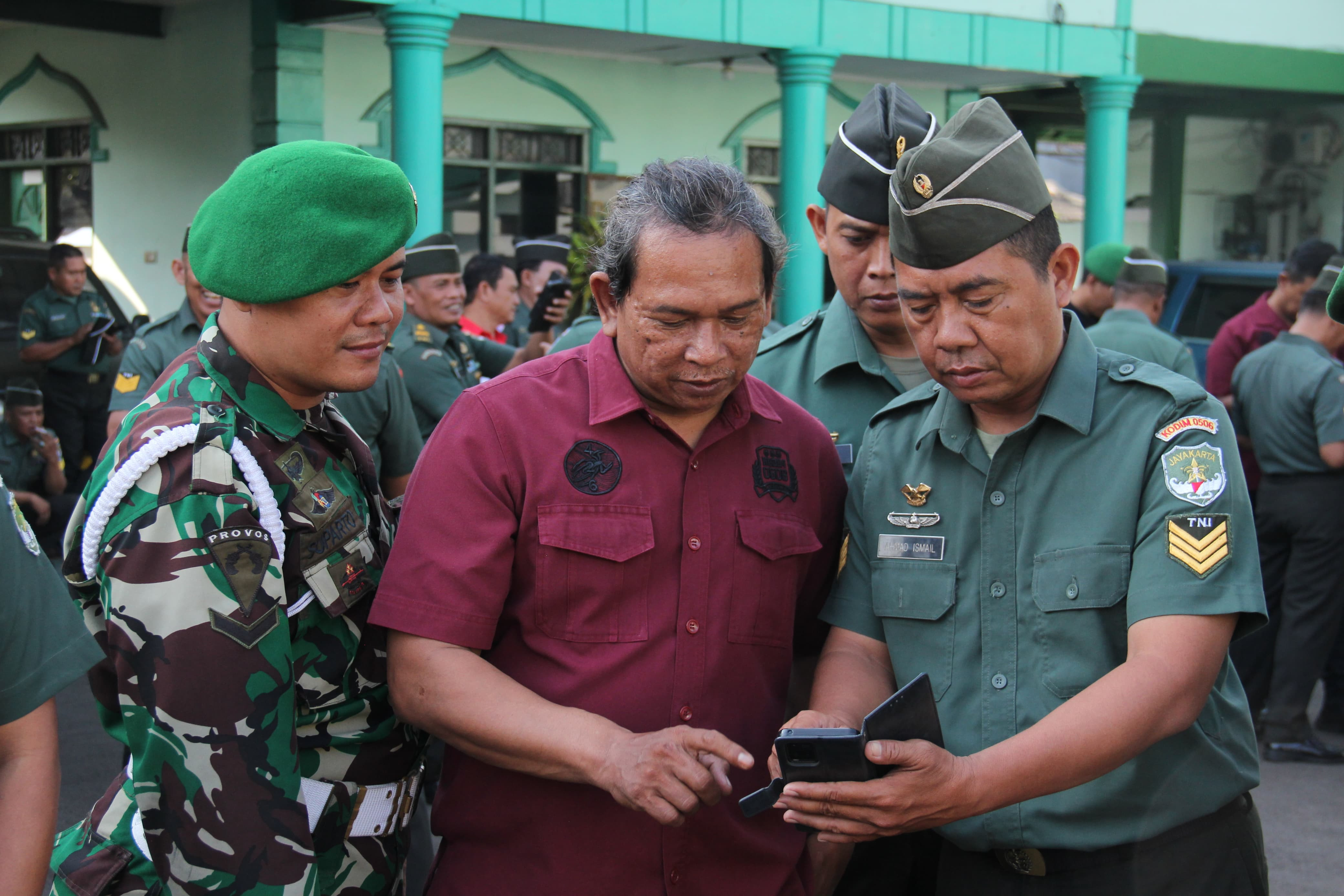 Cegah Judi Online, Tim Intel Kodim 0506/Tgr Periksa Handphone Anggota