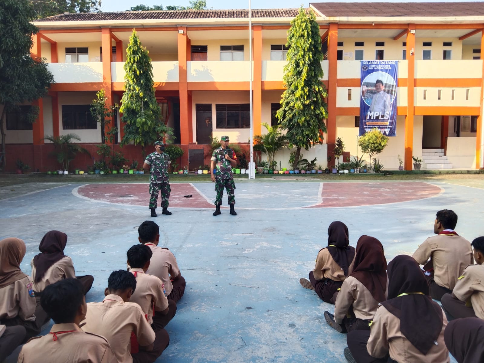 MPLS SMP Aytra Rajeg : Babinsa Koramil 12/Rjg Berikan Wawasan Kebangsaan