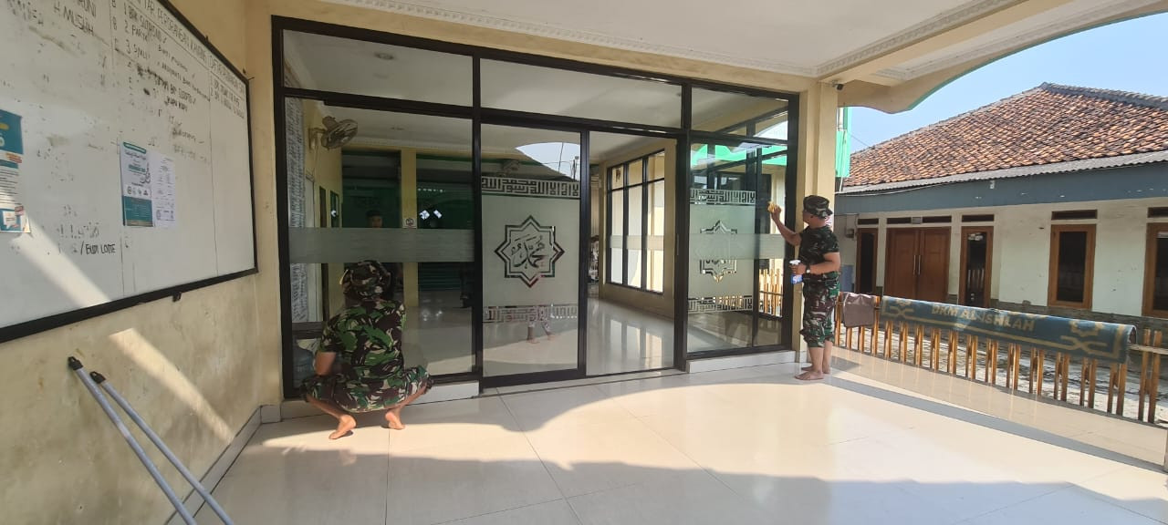 Babinsa Koramil 06/CBD Antisipasi Banjir di Masjid Al Islah