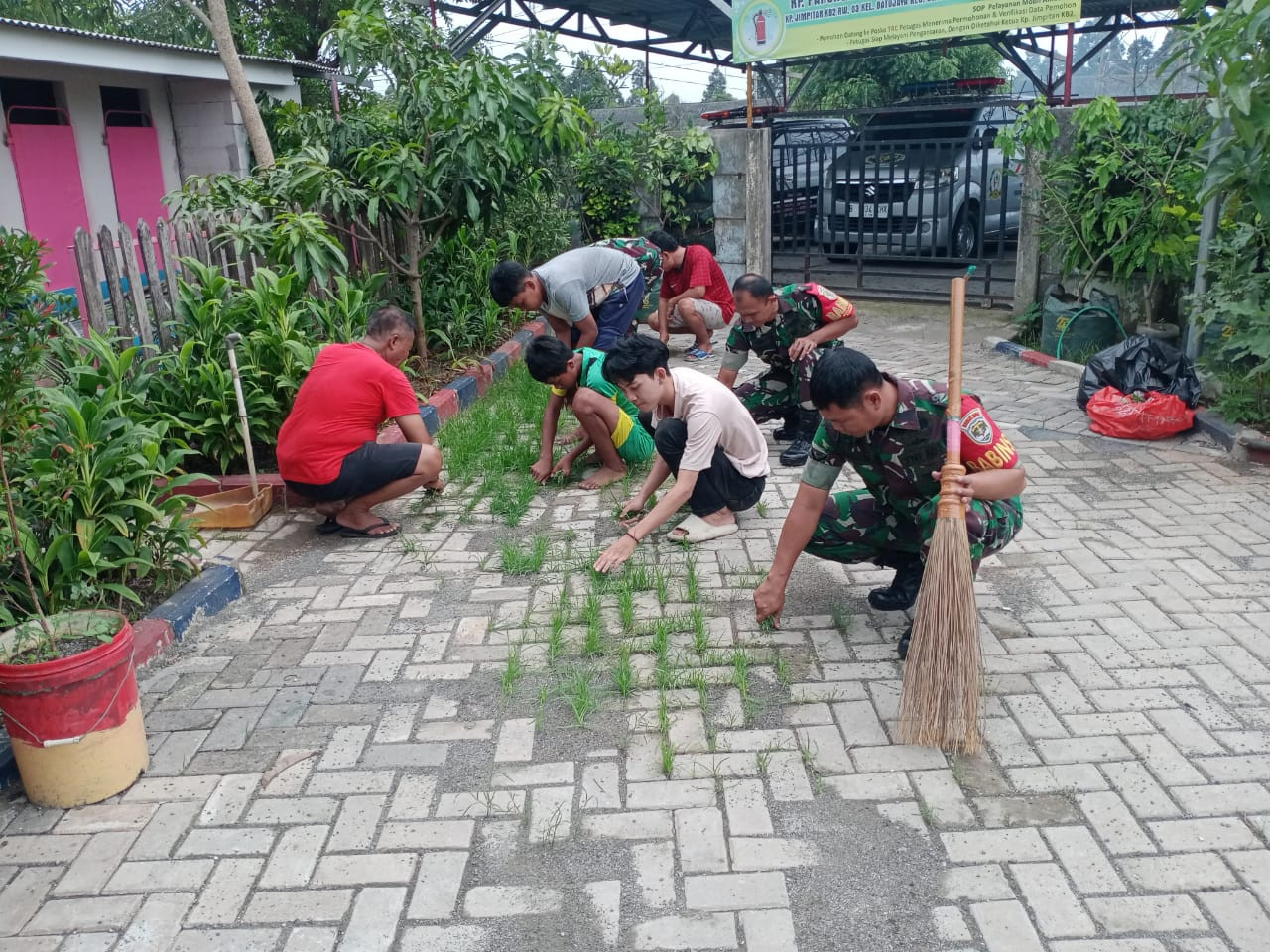 Personil Koramil 01/Tgr Kerja Bhakti di Lingkungan