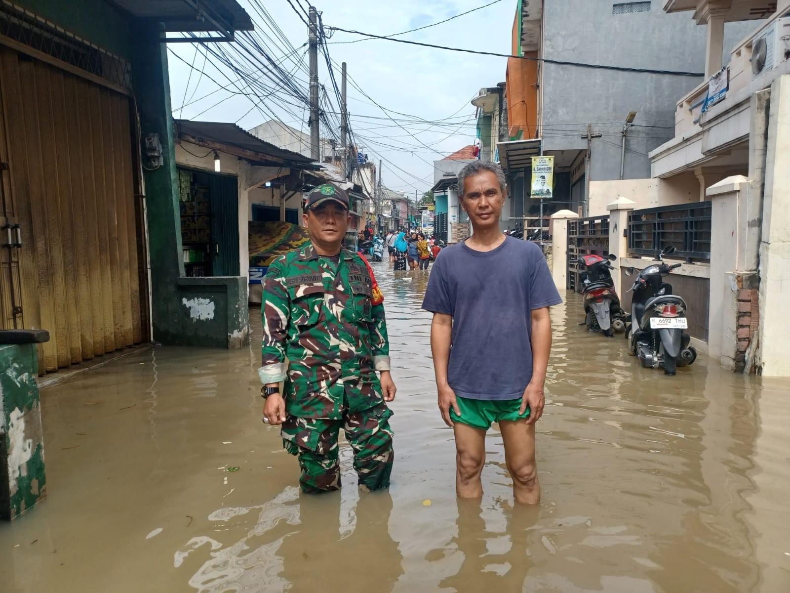 Babinsa Koramil 01 Tangerang Monitoring Banjir di Wilayah