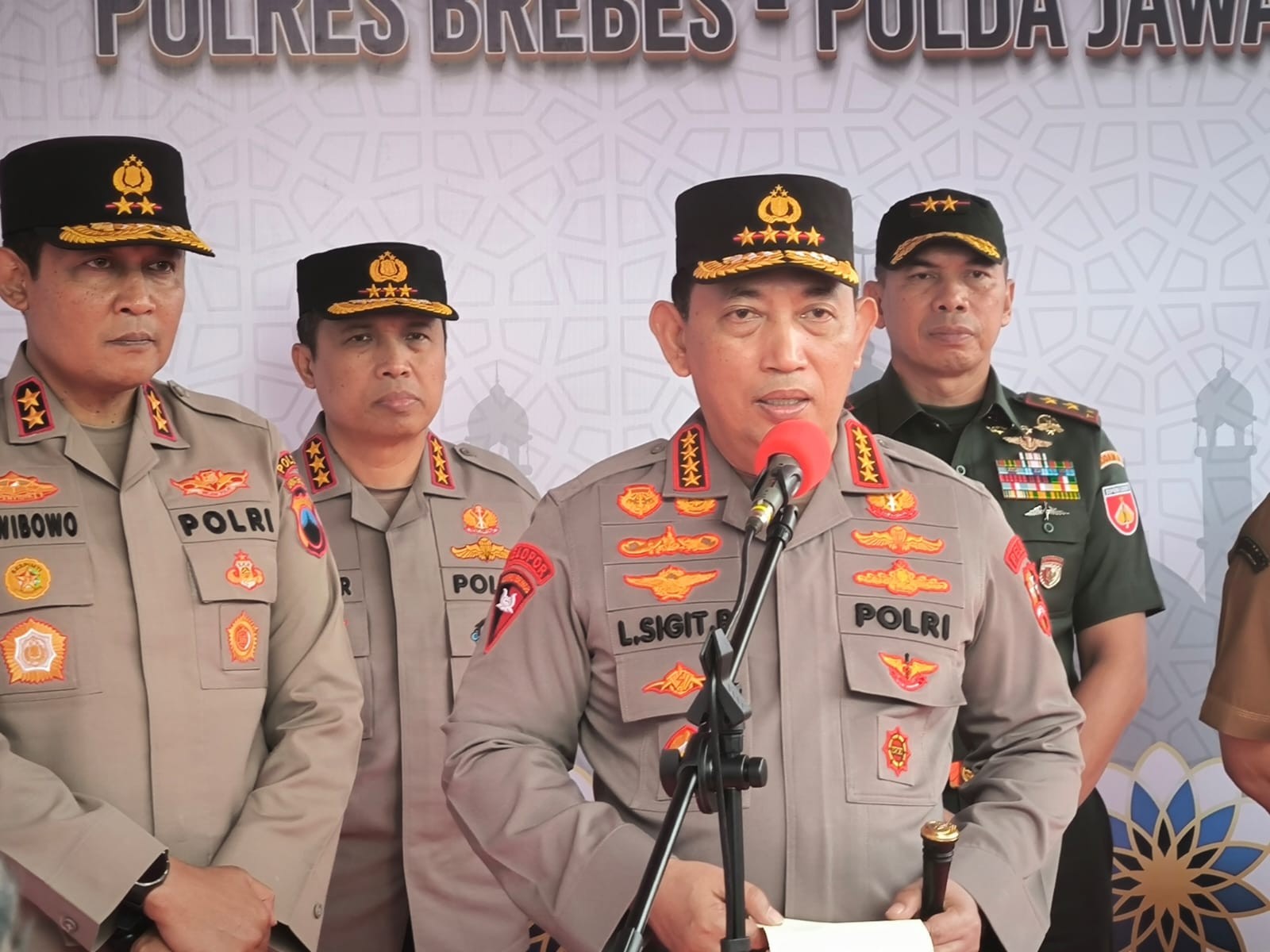 Kapolri Cek Posko dan Pastikan Kesiapan Personel Operasi Ketupat 2025