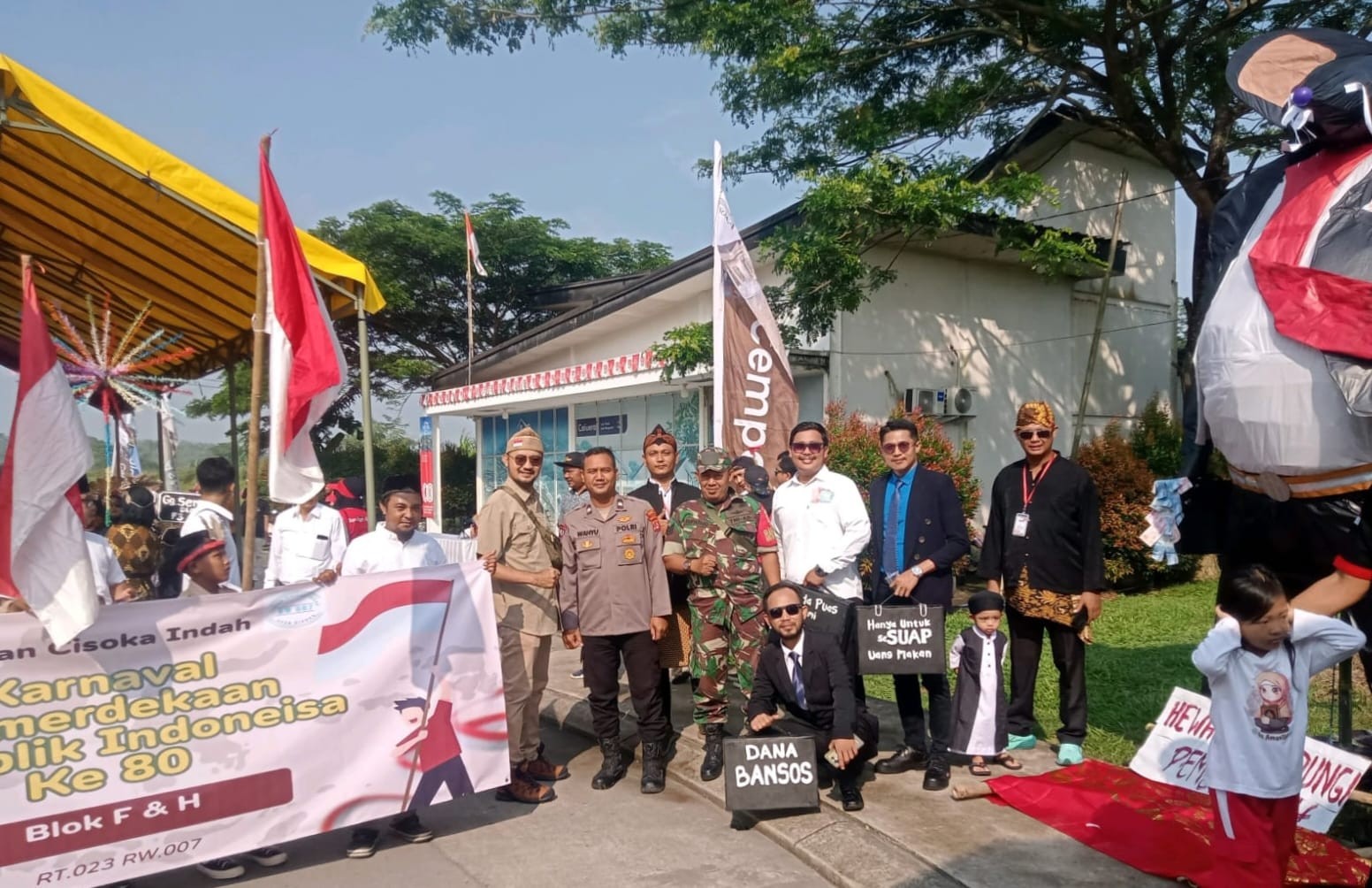 Semarak Karnaval HUT RI ke-80, Babinsa Kawal Pawai Dengan Meriah