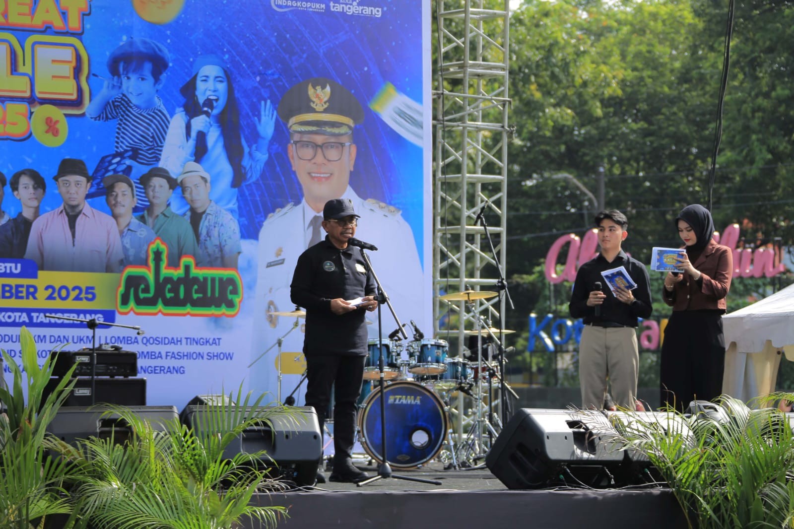 Peringati Hari Menanam Pohon Indonesia, Sachrudin Bagi-Bagi Bibit Pohon serta Bansos