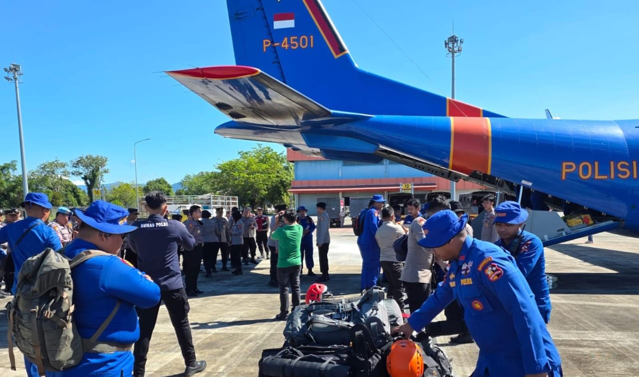 Pesawat CN 295/P-4501 Kirim Bantuan Logistik dan Tim SAR ke Wilayah Bencana Aceh dan Sumatera Barat