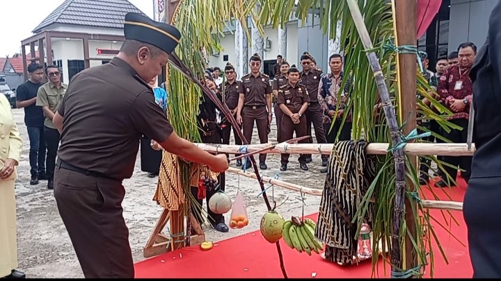 Kajari Baru Barito Utara Disambut Adat Dayak, Pemkab Harapkan Sinergi untuk Kemajuan Daerah