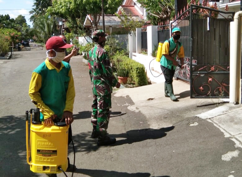 Babinsa Pondok Karya Lakukan Pendampingan Penyemprotan Disinfektan